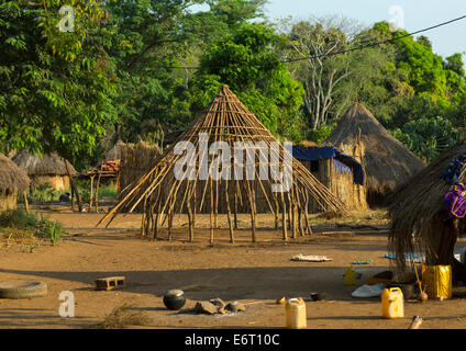 Anuak Traditional Hut In Abobo, The Former Anuak King Village, Gambela Region, Ethiopia Stock Photo