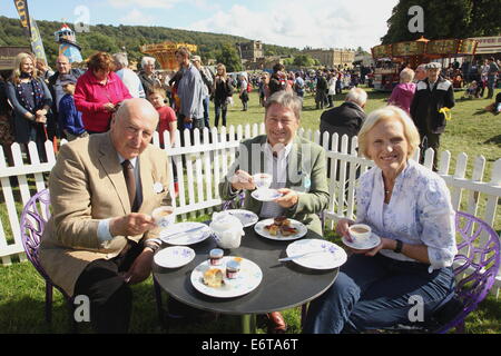 Peak District, Derbyshire, UK. 30 August 2014. Chatsworth House provides the backdrop to afternoon tea for the Duke of Devonshire (L), broadcaster, Alan Titichmarsh (C) and Great British Bake Off television show judge, cook and author, Mary Berry. Hosted by the Duke and Duchess of Devonshire, Chatsworth Country Fair is held in the parkland surrounding Derbyshire stately home, Chatsworth House. The event runs until 31 August. Credit:  Matthew Taylor/Alamy Live News Stock Photo