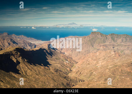 View westwards down the huge Barranco de Tejeda, with Teide Volcano, Tenerife, in the distance, from the Roque Nublo plateau Stock Photo