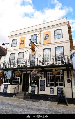 16th century The Old Bell pub, High Street, Old Town, Hemel Hempstead, Hertfordshire, England, United Kingdom Stock Photo