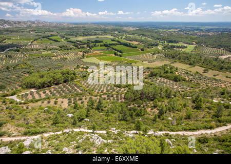 Far reaching views of the Alpilles and Provence from Les Baux de Provence, Provence, France Stock Photo