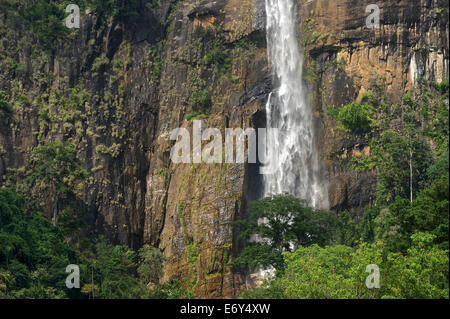 Diyaluma waterfalls between Wellawaya and Haputale, UVA Province, Southern edge of the highlands, Sri Lanka, South Asia Stock Photo