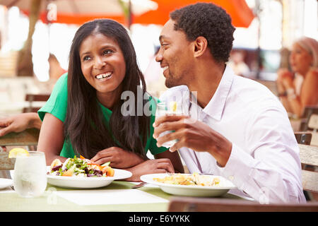 couple enjoying lunch in outdoor restaurant e6yykk