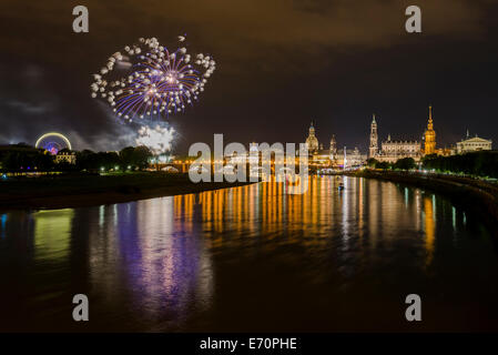 Fireworks illuminating the historic part of the town with Frauenkirche church and Brühl's Terrace, seen from the Marienbrücke Stock Photo