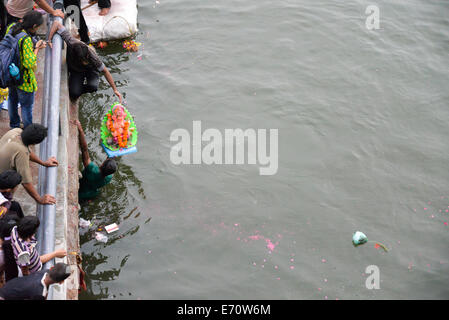 Ahmedabad, Gujarat, India. 2nd Sep, 2014. People immersing an idol of Lord Ganesha in River Sabarmati during the Ganesh Chaturthi festival  in Ahmedabad, Gujarat India. Credit:  Nisarg Lakhmani/Alamy Live News Stock Photo