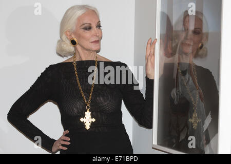 Model Carmen Dell’Orefice poses with picture of herself taken by Horst in 1946, Horst Photographer of Style exhibition, V&A Stock Photo