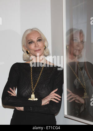 Model Carmen Dell’Orefice poses with picture of herself taken by Horst in 1946, Horst Photographer of Style exhibition, V&A Stock Photo