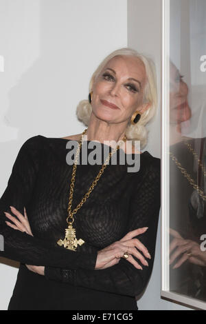 Model Carmen Dell’Orefice poses with picture of herself taken by Horst in 1946, Horst Photographer of Style exhibition, V&A Stock Photo