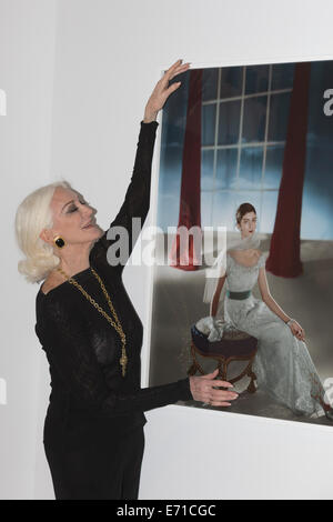 Model Carmen Dell’Orefice poses with picture of herself taken by Horst in 1946, Horst Photographer of Style exhibition, V&A Stock Photo