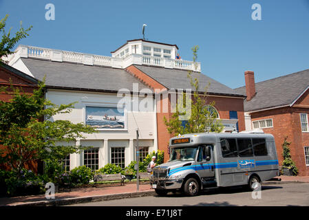 USA, Massachusetts, Nantucket. Beach Bus in front of Whaling Museum, housed in the historic Mitchell family candle factory. Stock Photo