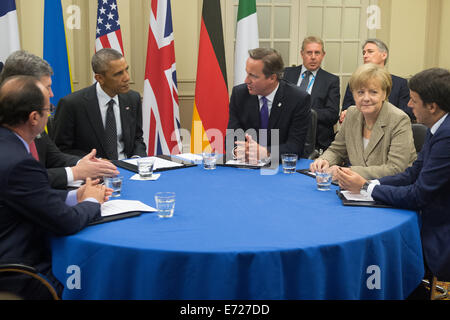 Newport, Wales, UK. 4th Sep, 2014. Newport, Great Britain. 04th Sep, 2014. France head of state François Hollande (L-R), US president Barack Obama, British premier David Cameron, German Chancellor Angela Merkel (CDU) and Italy's premier Matteo Renzi meet in Newport, Great Britain, 04 September 2014. The head of states and head of governments of the Nato meet for a two-days summit in Wales. Centre of dicussion is the relation to Russia. Credit:  dpa picture alliance/Alamy Live News Stock Photo