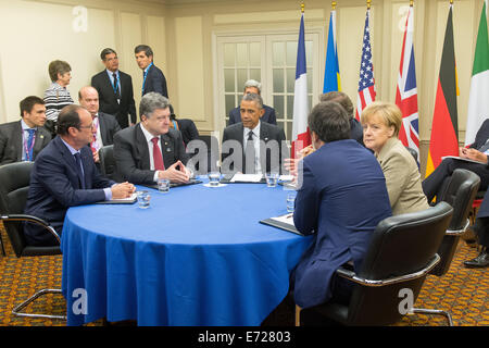 Ukrainian President Petro Poroshenko, center, French President Francois ...