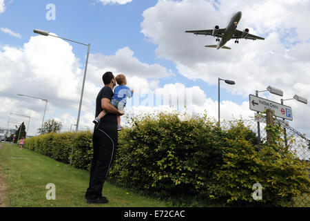 Low flying passenger aircraft landing at Heathrow airport, London, UK  Photo : Pixstory / Alamy Stock Photo