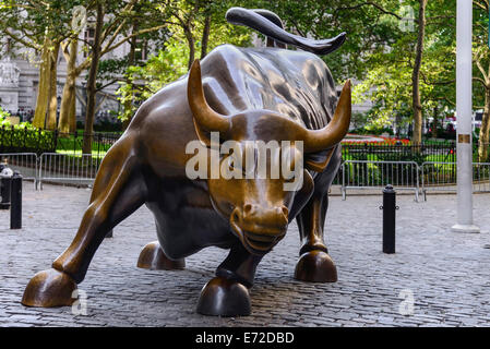 Charging Bronze bull near the New York stock exchange America Stock ...