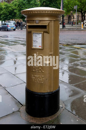 Royal Mail post box painted gold to celebrate Manchester's Olympic medal winning cyclists, Albert Square, Manchester, England UK Stock Photo