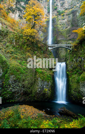 Multnomah Falls in autumn in the Columbia Gorge National Scenic Area, Oregon, USA. Stock Photo