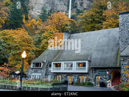 Multnomah Falls Lodge in autumn in the Columbia Gorge National Scenic Area, Oregon, USA. Stock Photo