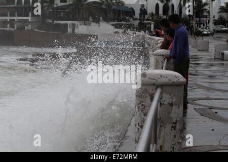 Mazatlan, Mexico. 4th Sep, 2014. People look the high waves caused by hurricane 'Norbert', in the boardwalk of Mazatlan Port, in Sinaloa State, northwest Mexico, on Sept. 4, 2014. Hurricane 'Norbert' will continue causing heavy rains in northwest and western Mexico, although it has not landed the country, the National Weather Service reported. Credit:  Juan Perez/Xinhua/Alamy Live News Stock Photo