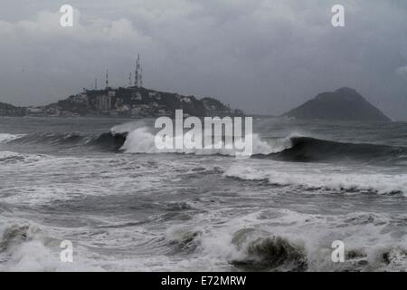 Mazatlan, Mexico. 4th Sep, 2014. Strong waves caused by hurricane 'Norbert' hit Mazatlan Port, in Sinaloa State, northwest Mexico, on Sept. 4, 2014. Hurricane 'Norbert' will continue causing heavy rains in northwest and western Mexico, although it has not landed the country, the National Weather Service reported. Credit:  Juan Perez/Xinhua/Alamy Live News Stock Photo