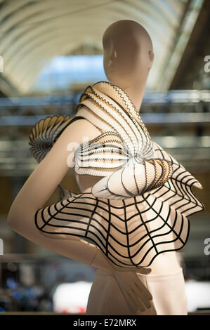 Old Billingsgate, London, UK. 4th September 2014.  The 2014 London 3D Printshow opens its doors to the public. Pictured:  Sculptured designed to be worn by designer Noa Raviv. Credit:  Lee Thomas/Alamy Live News Stock Photo