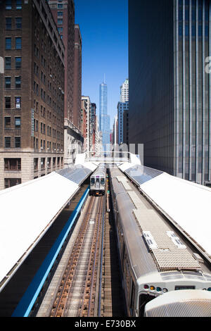 CHICAGO,USA-JULY 11,2013: Famous elevated overhead commuter train in Chicago. Stock Photo