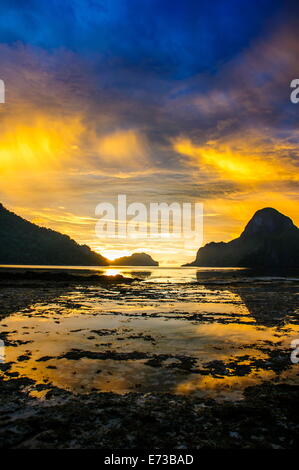 Dramatic sunset light over the bay of El Nido, Bacuit Archipelago, Palawan, Philippines, Southeast Asia, Asia Stock Photo