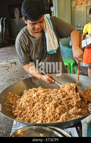 Man cooking Thai Crispy Stir-Fried Noodle or 'Mee Krob' Stock Photo