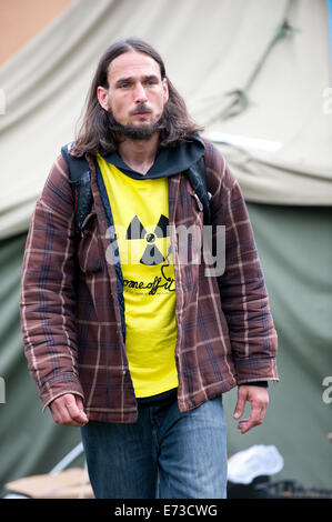 Newport, Gwent,  UK. 5th September 2014. Chris who has travelled from London to support the Ant-War Anti-NATO protests helps around the Peace Camp on the second day of the NATO Summit. Credit:  Graham M. Lawrence/Alamy Live News.