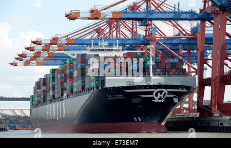 The container ship Hanjin Africa docks in the port of Hamburg, 27 August 2014. Stock Photo