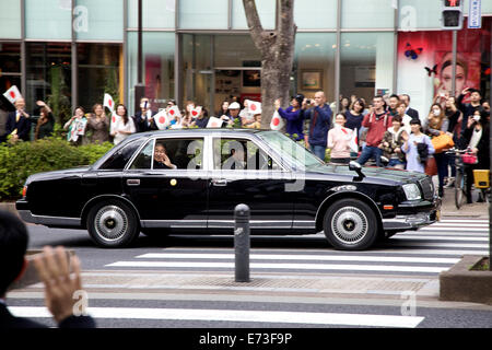 Japanese emperor Akihito in car on Omote-sando boulevard in the Harajuku area of Tokyo, Japan, Asia. Crowd cheering and political leader Stock Photo