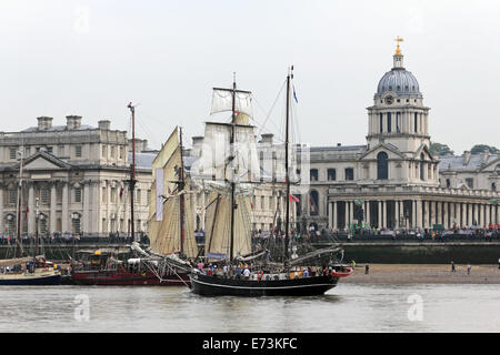 London, UK. 5th September, 2014.  The Jantje schooner sails past the Greenwich Naval Collage on the River Thames. This is one of the boats attending the Tall Ships Festival 2014 which takes place in Woolwich, Maritime Greenwich, Greenwich Peninsula and Canary Wharf, from 5 to 9 Septembe. 50 Tall Ships will be attending the festival and will be moored for viewing at the various locations, as well as being sailed along the Thames. Credit:  Julia Gavin UK/Alamy Live News