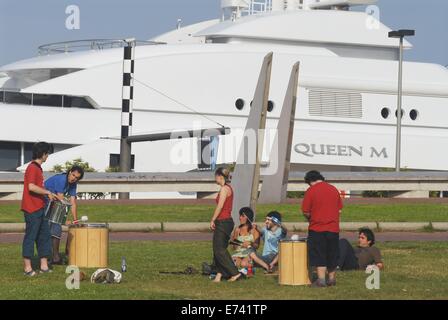 Street musicians in Port Vell in Barcelona, Spain Stock Photo - Alamy