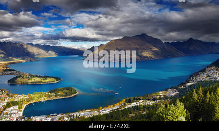 Queenstown cityscape with Wakatipu lake and Remarkables Mountains, New Zealand Stock Photo