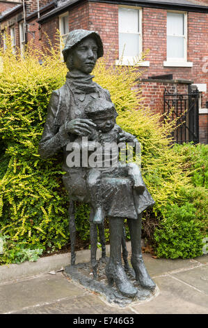 'Mother and Child' by George Fullard, Upper Chapel, Norfolk Street, Sheffield, Yorkshire, England, UK. Stock Photo