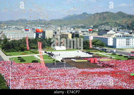 (140906) -- CHONGJIN-SI, Sept. 6, 2014 (Xinhua) -- Photo provided by Korean Central News Agency on Sept. 6, 2014 shows that civilians in chongjin-si of north hamgyong-do, Democratic Peopele's Republic of Korea, present bouquets to statues of former leaders Kim Il Sung and Kim Jong Il just days before the country's national day.(Xinhua/KCNA) Stock Photo