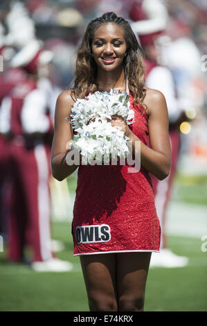 Philadelphia, Pennsylvania, USA. 6th Sep, 2014. Temple University football cheerleader in action during the game against Navy at Lincoln Financial Field in Philadelphia Pa Navy beat Temple 31-24 Credit:  Ricky Fitchett/ZUMA Wire/Alamy Live News Stock Photo