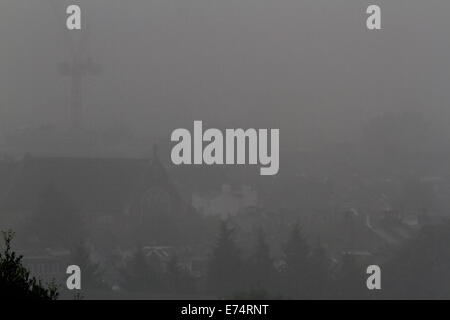 Wimbledon London,UK. 7th September 2014. Early morning mist covers the houses in Wimbledon with poor visibility Credit:  amer ghazzal/Alamy Live News Stock Photo