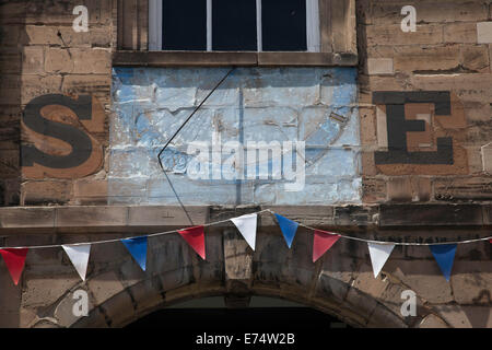 PAINTED SUN DIAL ON WALL, WARWICK, ENGLAND Stock Photo