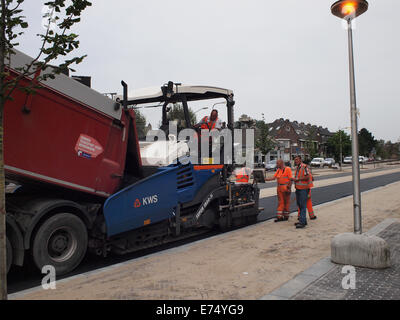 Men putting tarmac top coat on the new Stationslaan road in Breda, the Netherlands Stock Photo