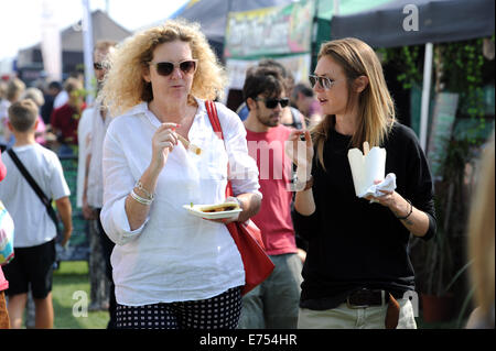 Brighton, Sussex, UK. 7th Sep, 2014. Crowds enjoy the food and weather at the Brighton and Hove Autumn Food and Drink Festival UK  Credit:  Simon Dack/Alamy Live News Stock Photo