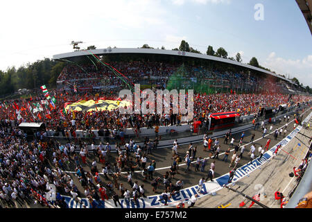 Italy. 7th Sep, 2014. Motorsports: FIA Formula One World Championship 2014, Grand Prix of Italy, presentation ceremony, fans Credit:  dpa picture alliance/Alamy Live News Stock Photo