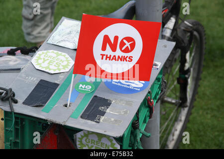 Balloch, West Dunbartonshire, Scotland. 7th Sep, 2014. Scottish Referendum. Yes campaigner makes his views clear with elaborately decorated bicycle as the race gets tighter  but a cheeky No campaigner adds a flag to make their point. Credit:  ALAN OLIVER/Alamy Live News Stock Photo