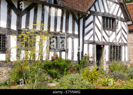 Mary Arden's House and farm in the village of Wilmcote, Warwickshire, England, UK Stock Photo