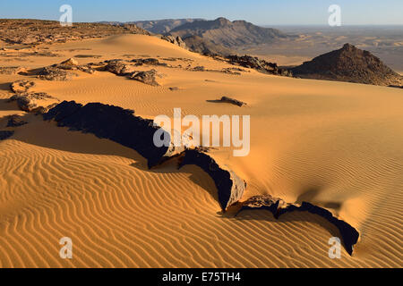 Western escarpment of Tadrart plateau, Tassili n’Ajjer National Park, Unesco World Heritage Site, Algeria, Sahara Stock Photo