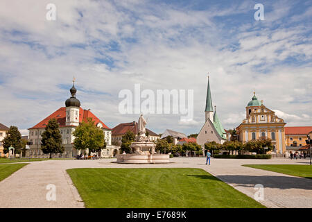 Kapellplatz square with fountain of  Mary, Town Hall, church Magdalenakirche and the Chapel of Grace in Altoetting, Upper-Bavari Stock Photo