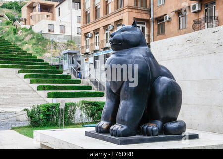 Armenia, Yerevan, Cafesjian Museum of Art and the Cascade Cat Sculpture by Fernando Botero Stock Photo