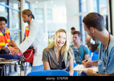 Nurse talking to patient in hospital Stock Photo