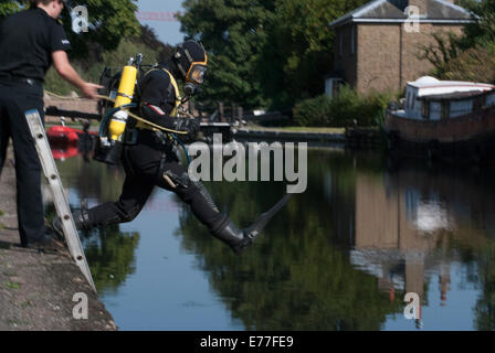 London, UK. 8th Sep, 2014. Alice Gross search continues: A Police diver enters the Grand Union Canal in Hanwell. London, UK. Credit:  Peter Manning/Alamy Live News Stock Photo