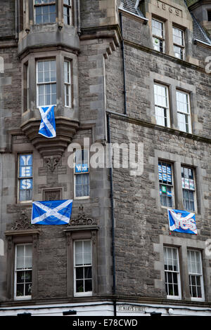 Edinburgh, Scotland, 9th Sept. 2014. Scottish Referendum posters visible on residential walls and in windows of the capital city over the last two days days show in most cases that the Yes case is much bolder and bigger than the smaller seemingly timid posters from the No camp, apart from the two female students who reside in the same flat in Marchmont, who disagree on their allegiance. Credit:  Arch White/Alamy Live News Stock Photo