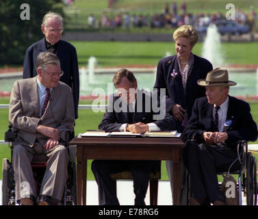 President George H W Bush Signs the Americans with Disabilities Stock Photo